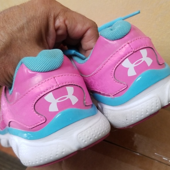 Women's pink Under Armour tennis shoe - Picture 7 of 7
